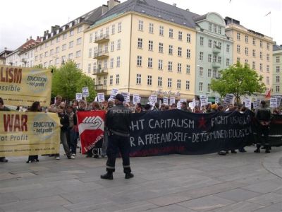 manifestazione contro la politica scolastica neo-liberista di fronte all'albergo dove aveva luogo l'incontro dei ministri dell'educazione