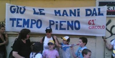Manifestazione genitori-insegnanti del 61 CD del 21 maggio 2007 davanti al Provveditorato di Roma contro il taglio del tempo pieno