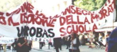 19/10/2001 L'Unicobas scuola manifesta in corteo dal Ministero dell'Istruzione a Montecitorio per bloccare l'illegale aumento dell'orario di lavoro ed i pesanti tagli agli organici proposti da Berlusconi-Moratti